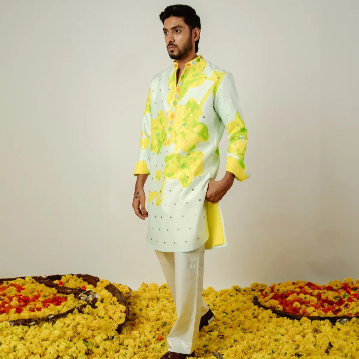 I am a fashion model , confident on camera and can talk English, Hindi and Kannada 
