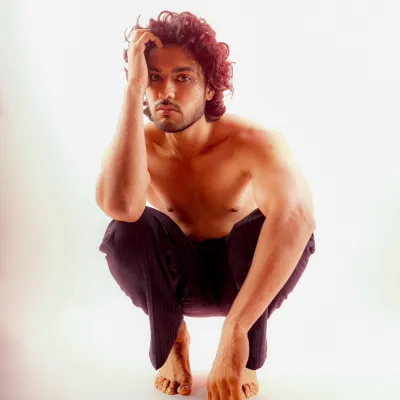 I am a fashion model , confident on camera and can talk English, Hindi and Kannada